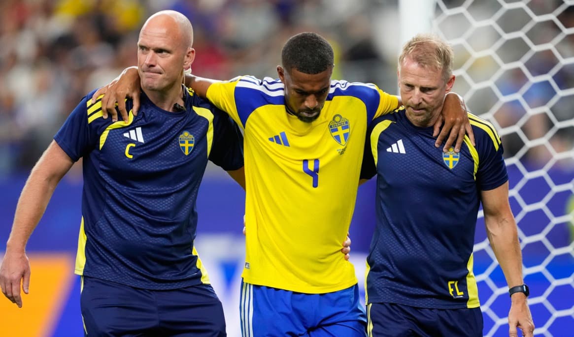 Isak Hien tvingades bryta matchen mot Japan redan i första halvlek efter att ha skadat sig. Foto: Tony Gutierrez/AP/TT