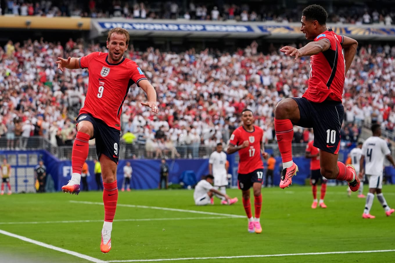 Englands Harry Kane (9) firar tillsammans med lagkamraten Jude Bellingham (10). Foto: Steve Luciano/AP/TT