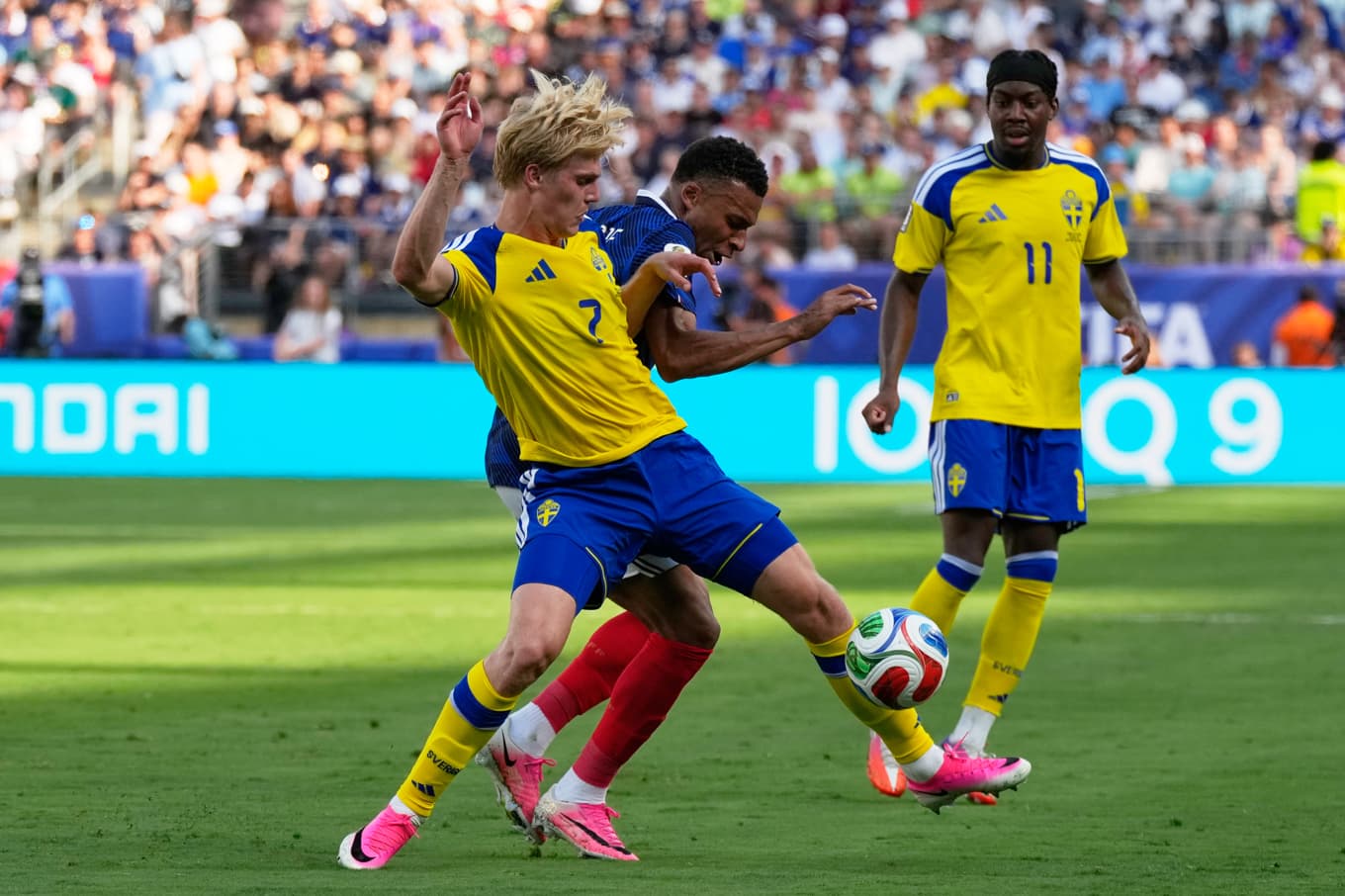 Sveriges Lucas Bergvall i duell med Frankrikes superstjärna Kylian Mbappé under nattens 16-delsfinal i fotbolls-VM. Foto: Seth Wenig/AP/TT