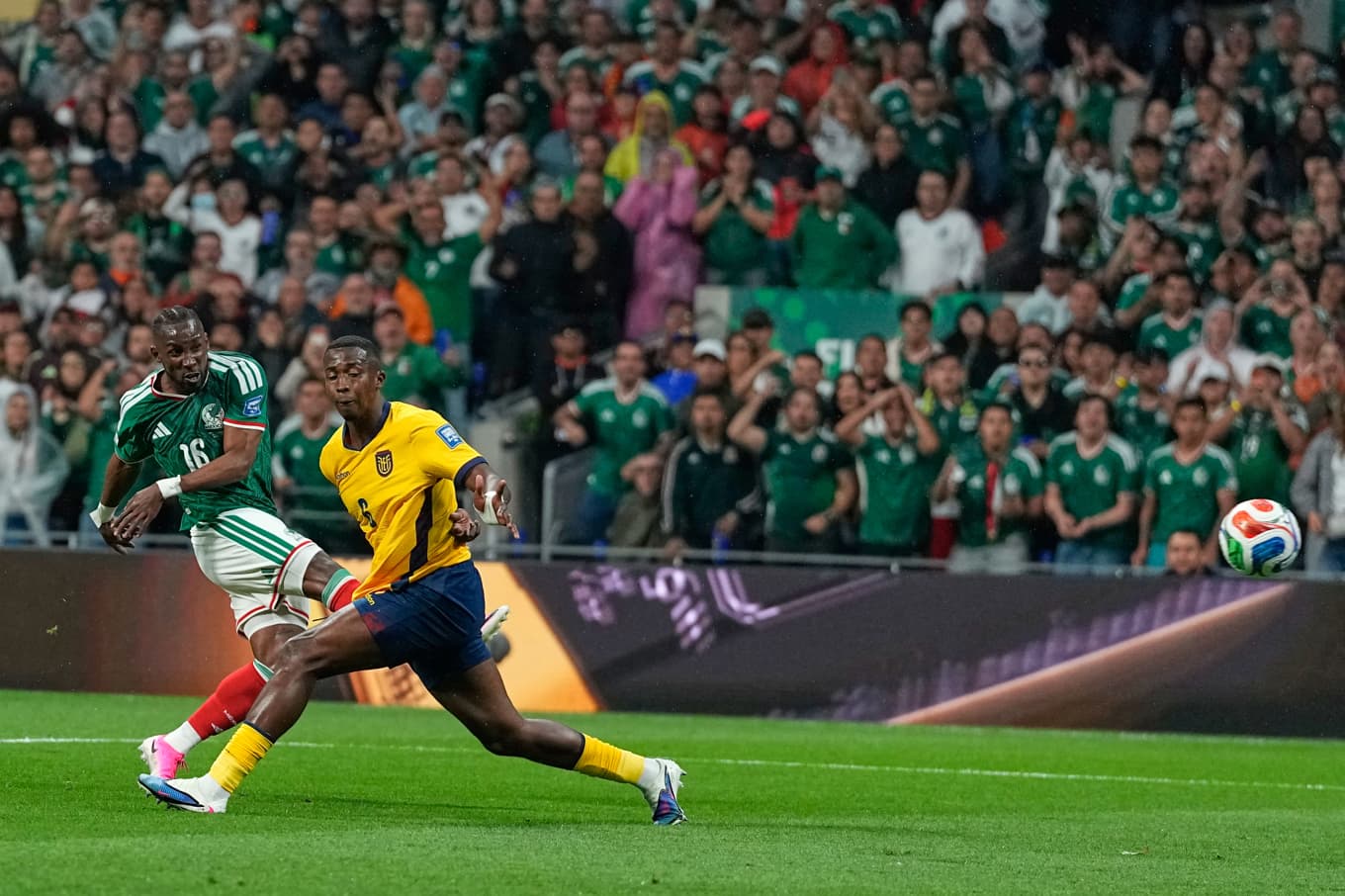 Mexikos Julian Quinones slår in öppningsmålet mot Ecuador. Foto: Ricardo Mazalan/AP/TT