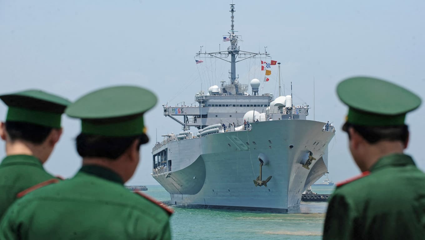 Tre amerikanska örlogsfartyg besöker Vietnam, som har ett försvarssamarbete med USA. Foto: Hoang Dinh Nam/AFP via Getty Images
