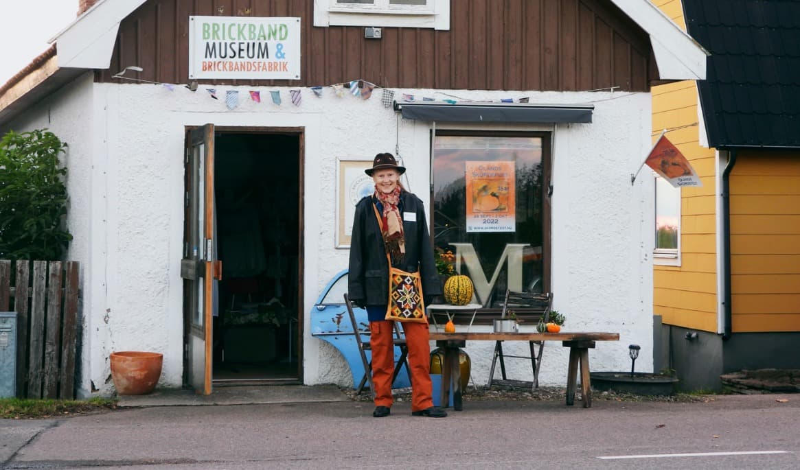 Malene Langborg ägnade sju år åt att samla, forska om och visa upp nordiska brickband. Foto: Tommie Skoog