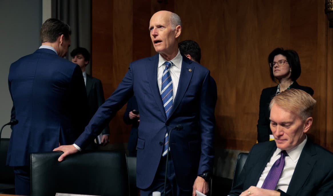 Den republikanske senatorn Rick Scott (mitten), som lade fram resolutionen, skräder inte orden i sitt fördömande av den kinesiska regimen. Foto: Chip Somodevilla/Getty Images
