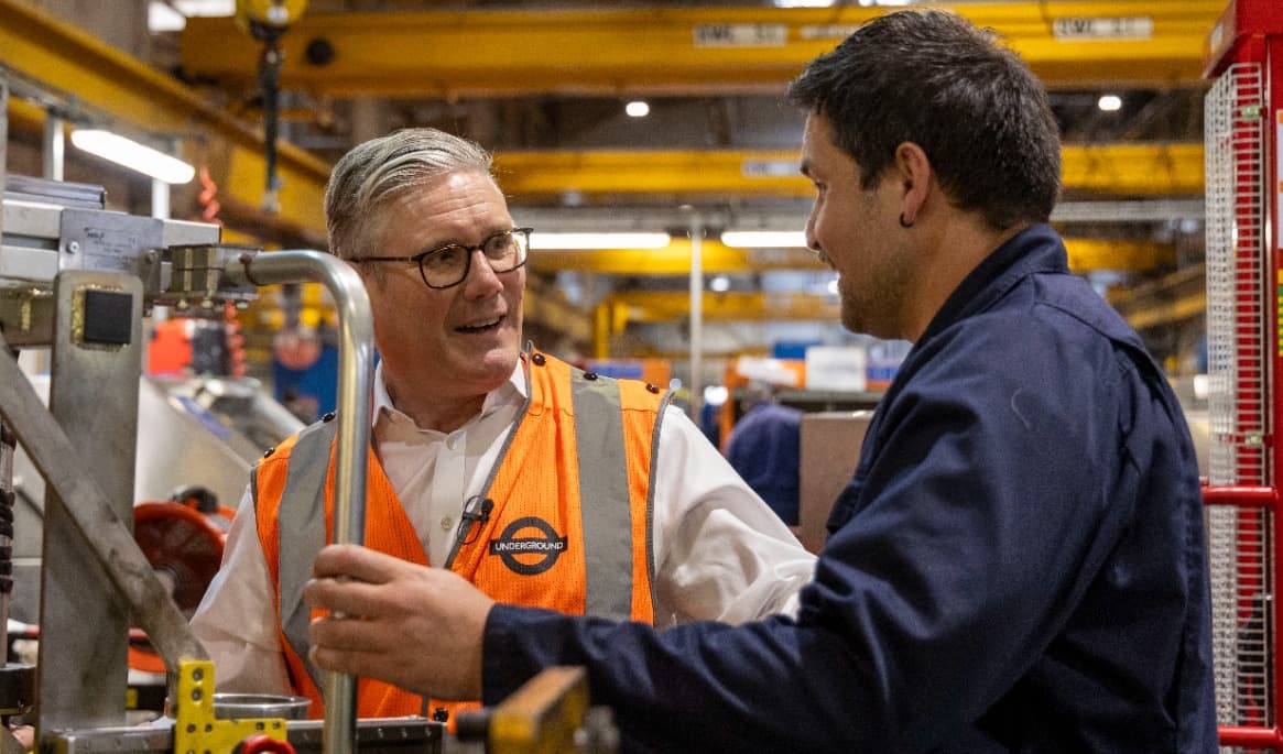 Storbritanniens premiärminister och ledare för socialistiska Labourpartiet, Keir Starmer, besöker utbildningsanläggningen Acton Works i Chiswick i västra London den 28 maj. Foto: Simon Jones – WPA POOL/Getty Images