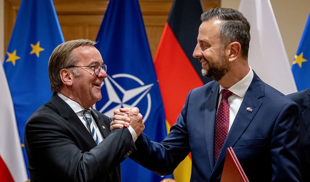 Tysklands försvarsminister Boris Pistorius och Polens vice premiärminister och försvarsminister Wladyslaw Kosiniak-Kamysz skakar hand efter att ha undertecknat försvarsavtalet mellan länderna. Foto: Wojtek Radwanski / AFP via Getty Images