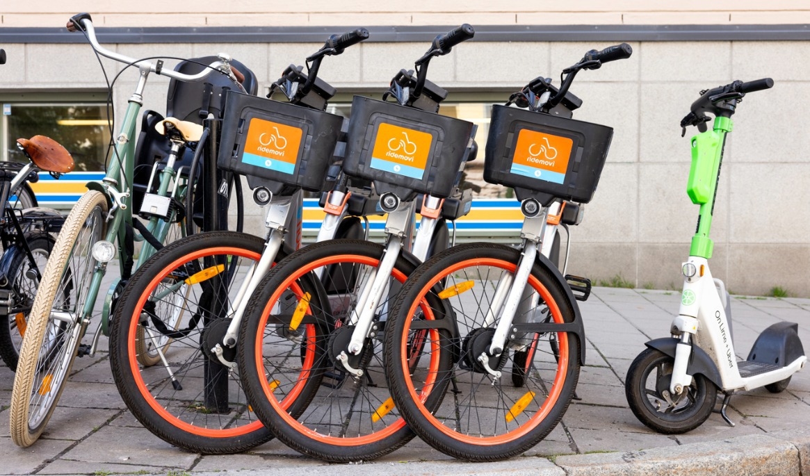 Elcyklar ihop med en elsparkcykel. Arkivbild. Foto: Magnus Andersson/TT