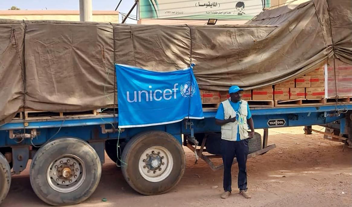 En lastbil med humanitär hjälp från FN:s barnfond (Unicef) står framför ett barnhem i Sudan. Arkivbild. Foto: Nazim Sirag/AP/TT