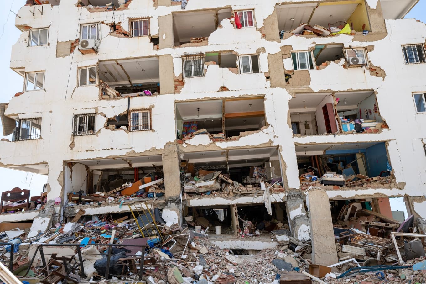 En skadad byggnad efter jordbävningarna. Bild från onsdagen. Foto: Miguel Medina/AP/TT