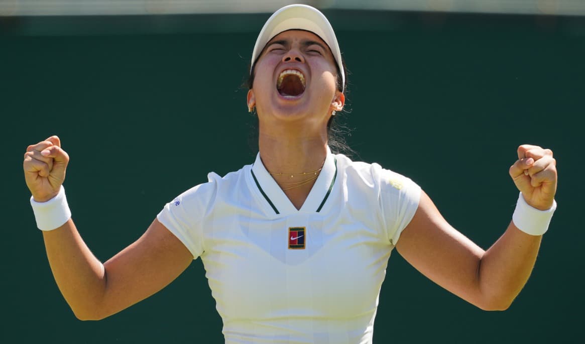 Alexandra Eala, Filippinerna, jublar efter att ha skrivit historia i Wimbledon. Foto: Kin Cheung /AP/TT