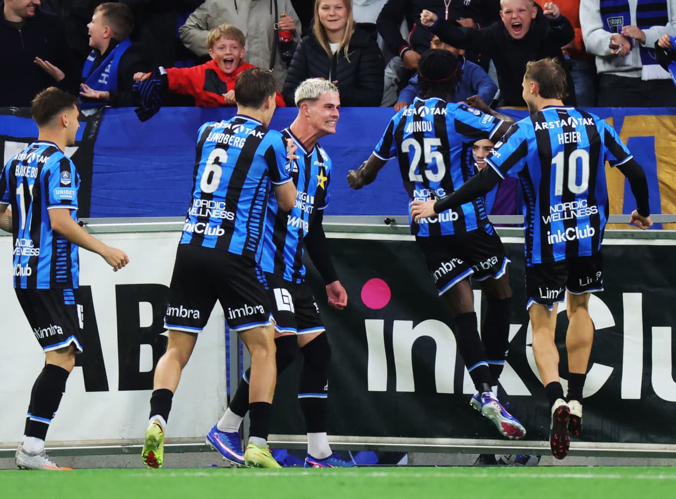 Sirius fyramålsskytt Robbie Ure, i mitten, jublar med sina lagkamrater. Foto: Pär Bäckström/TT/TT