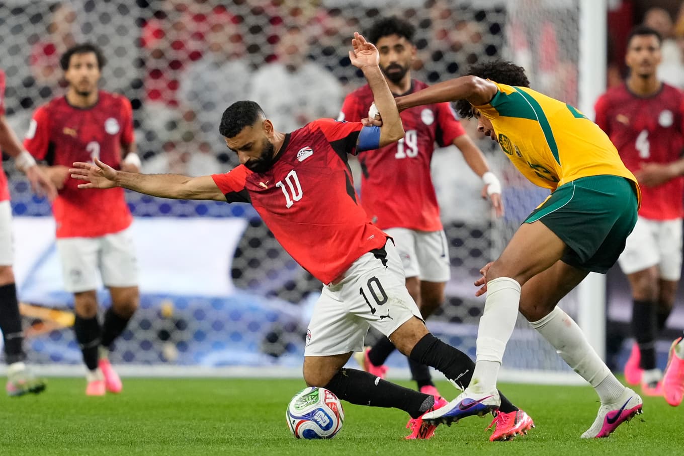 Mohamed Salah (10) och hans Egypten tog sig vidare till åttondelsfinal efter straffdrama. Foto: Tony Gutierrez /AP/TT