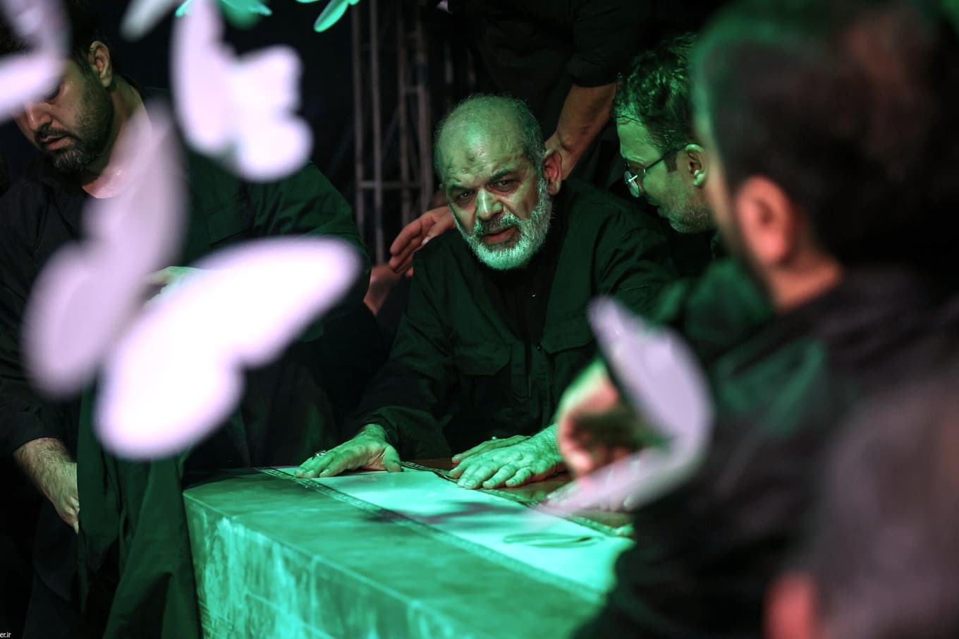 Det iranska revolutionsgardets ledare Ahmad Vahidi vid ayatolla Ali Khameneis kista, inför begravningsceremonin som ska hållas i Teheran. Foto: Irans högste ledares stab via AP/TT