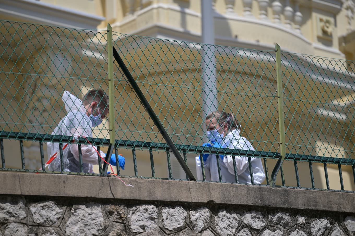 Utredare på plats vid bostaden i Monaco dagen efter bombdådet. Foto: Philippe Magoni/AP/TT