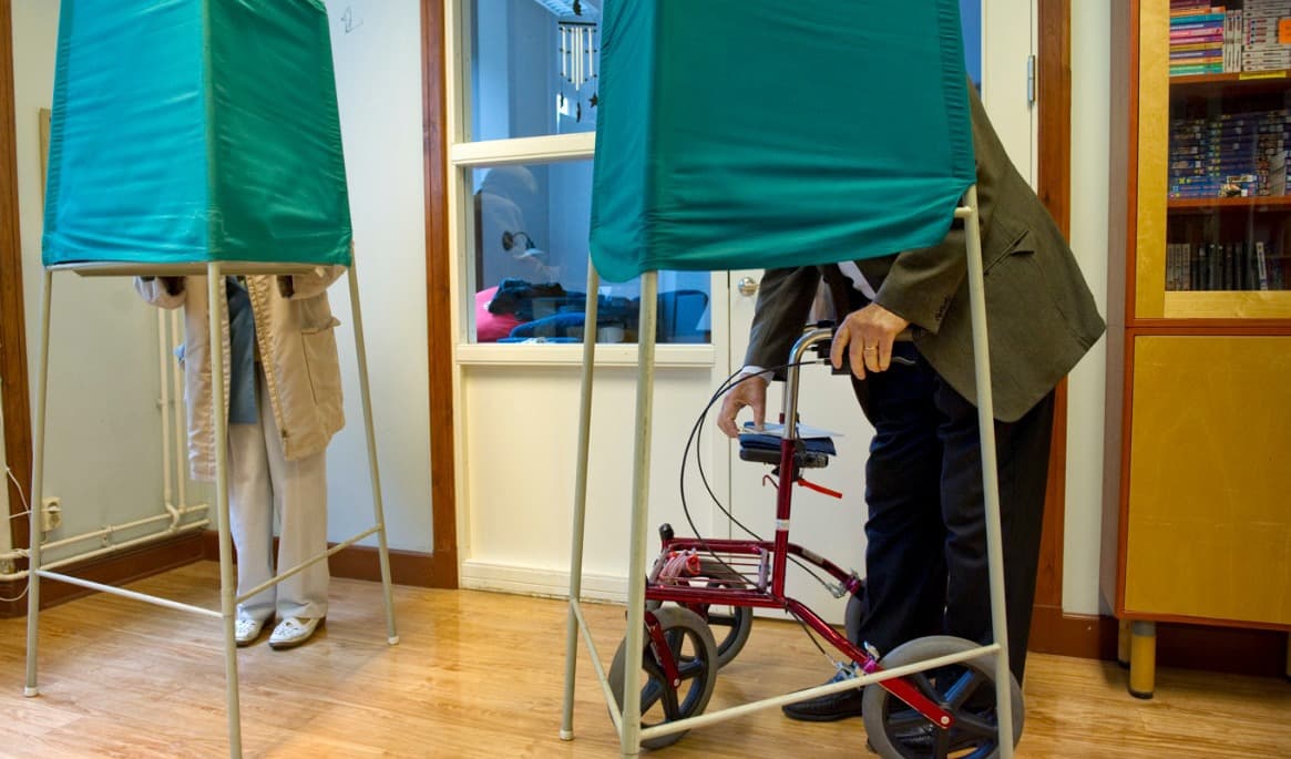 ”Det är väldigt lätt att identifiera folk utifrån ålder och generation, men det är väldigt svårt att specialdesigna budskap till de här grupperna”, säger Henrik Ekengren Oscarsson, professor i statsvetenskap. Arkivbild. Foto: Jessica Gow/TT