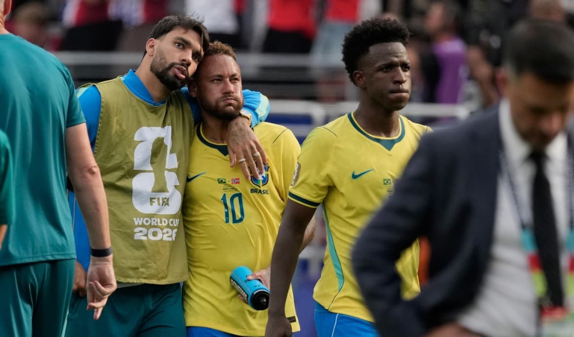 Brasiliens Neymar Jr (10) i tårar efter förlusten mot Norge och tröstas av Lucas Paquetá. Foto: Seth Wenig/AP/TT