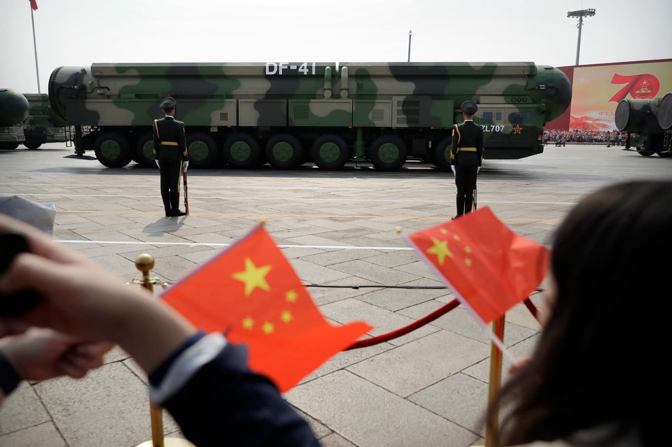 Kina stärker sitt atomvapenprogram. Arkivbild från en militärparad i Peking. Foto: Mark Schiefelbein/AP/TT