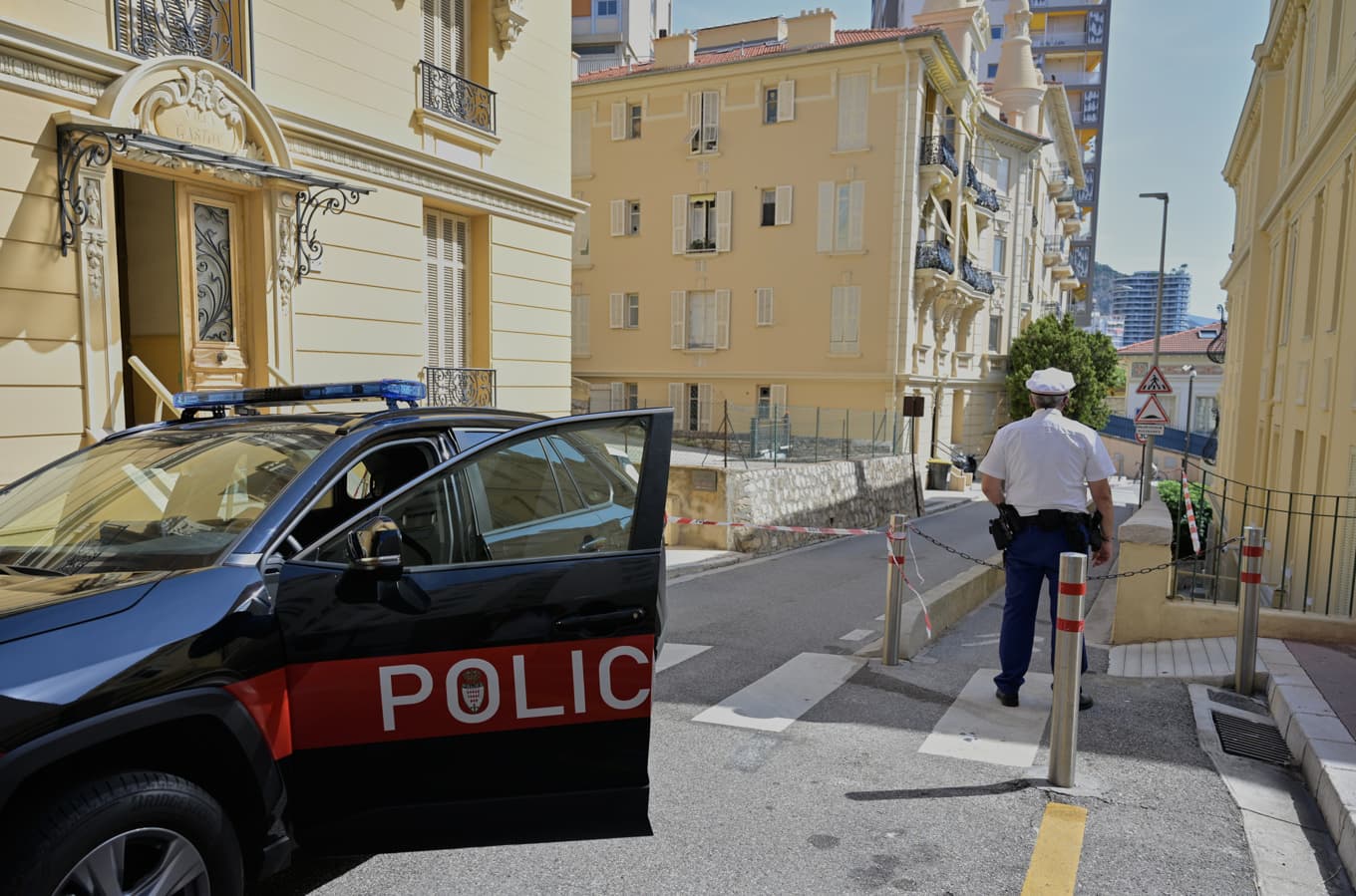 En polis står vakt på en gata i Monaco efter bombdådet den 29 juni. Foto: Philippe Magoni/AP/TT