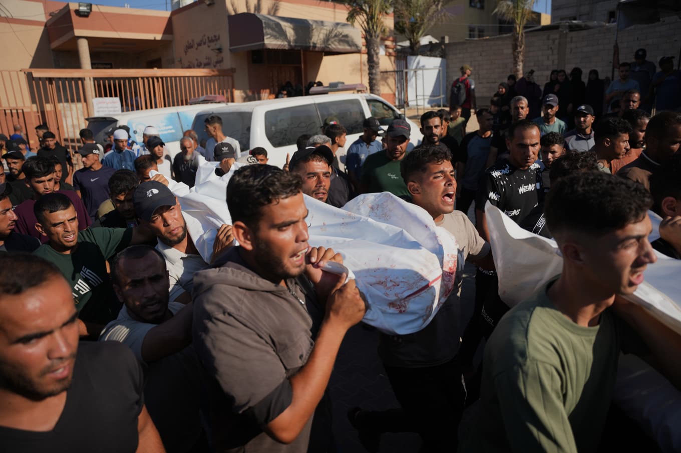 En begravning hölls för de dödade i Khan Yunis i södra Gaza på onsdagen. Foto: Abdel Kareem Hana/AP/TT