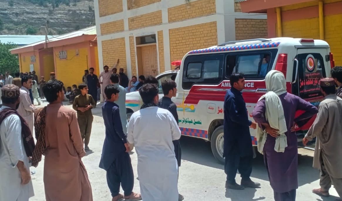 Skadade poliser förs till sjukhuset i Ziarat i Pakistans sydvästra provins Baluchistan. Bilden är tagen 7 juli 2026. Foto: AP/TT