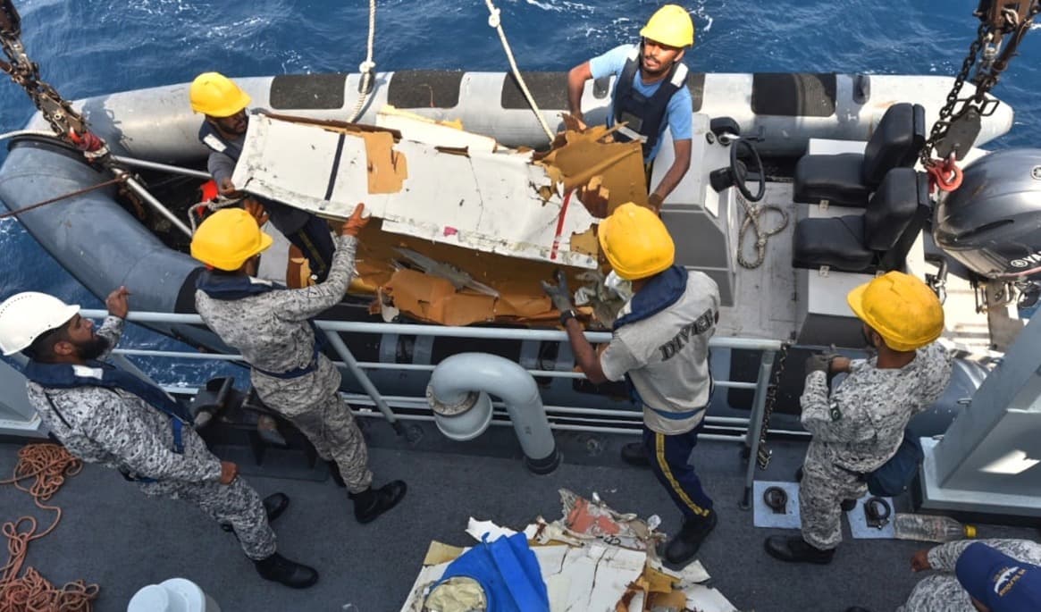 Delar av flygplansvraket hissas ombord på ett marint fartyg. Fem besättningsmedlemmar saknas efter kraschen. Foto: Pakistanska marinen via AP/TT