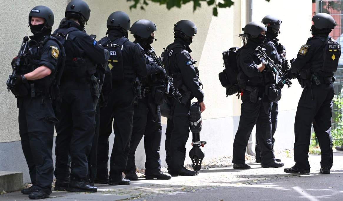 Ett stort polispådrag vid skolan Welfen i Schongau i södra Tyskland. Foto: Lennart Preiss/AP/TT