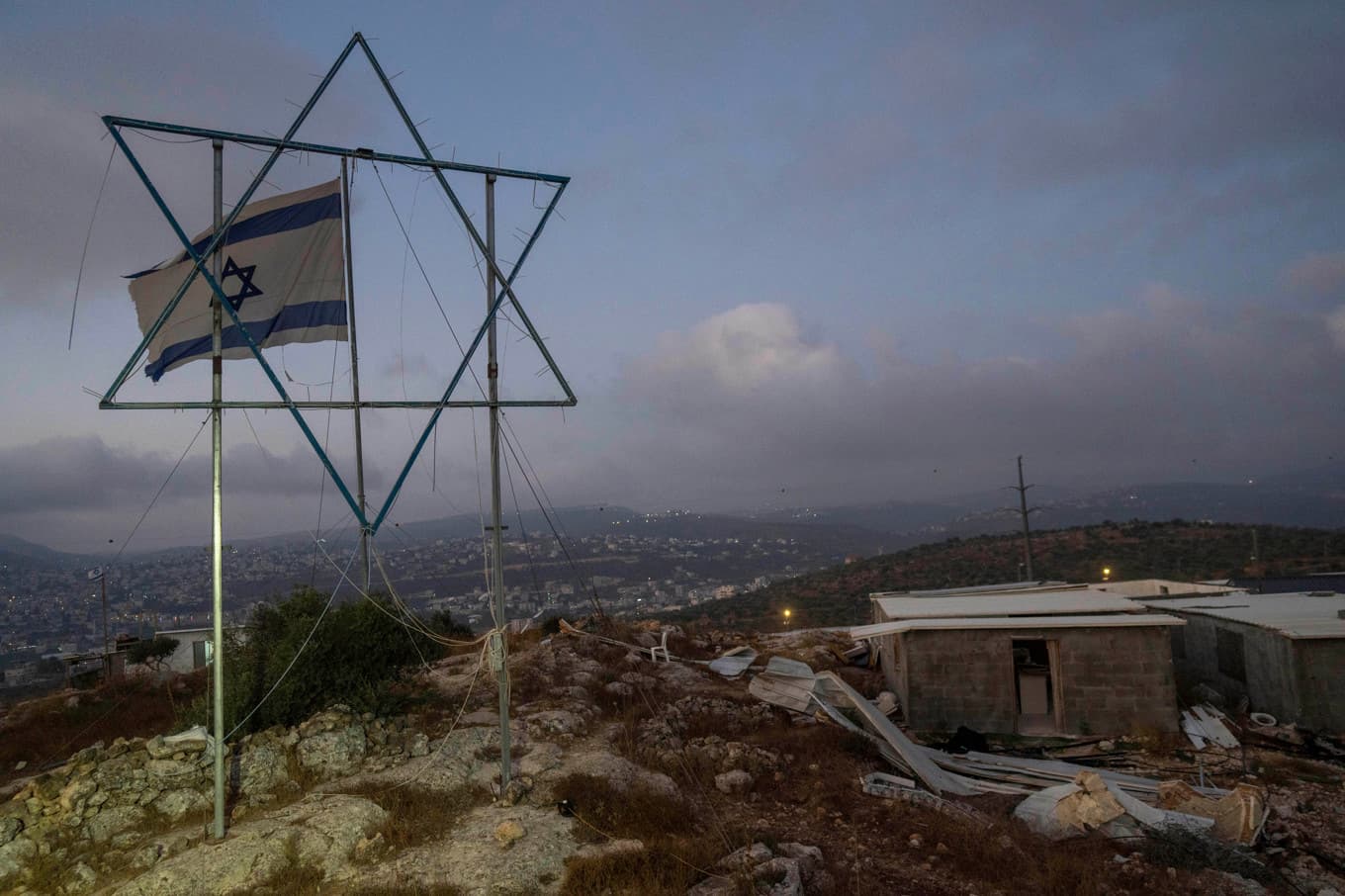 Israels flagga vajar över en bosättning på Västbanken. Arkivbild. Foto: Ohad Zwigenberg/AP/TT
