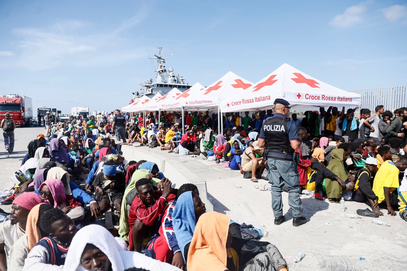 Migranter på italienska ön Lampedusa väntar på att bli transporterade till fastlandet. Arkivbild. Foto: Cecilia Fabiano/LaPresse/AP/TT