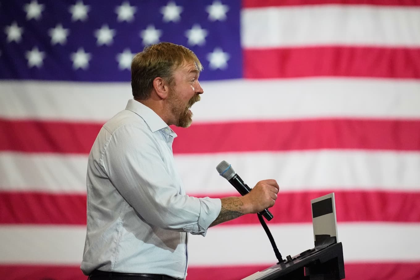 Den demokratiske senatorskandidaten Graham Platner i Blue Hill, Maine, i juni. Foto: Robert F Bukaty/AP/TT