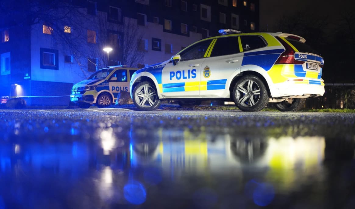 Polis på plats efter larm om skottlossningen i Alby i södra Stockholm i december. Arkivbild. Foto: Pontus Orre/TT