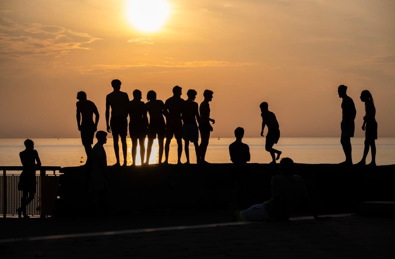 Kvällsdopp i solnedgången vid Titanic-piren i Malmö slutet av juni när det slogs temperaturrekord i Malmö – 35,1 grader. Framåt mitten av veckan kan det bli omkring 30 grader i Götaland och Svealand. Foto: Johan Nilsson/TT