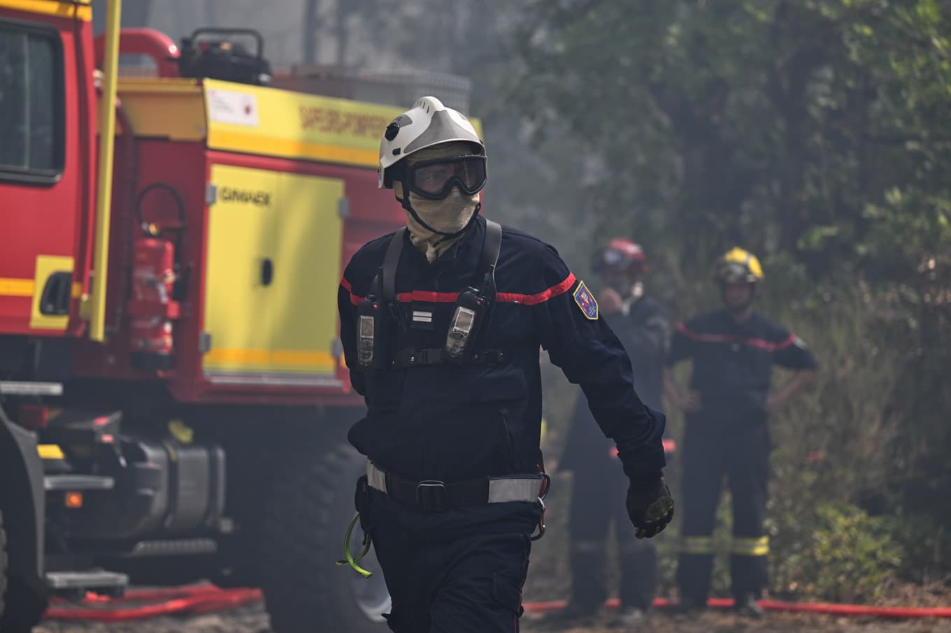 Brandmän kämpar mot lågorna i Fontainebleau-skogen söder om Paris. Foto: Emma Da Silva /AP/TT