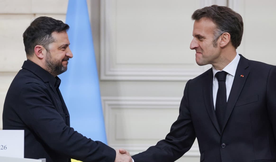 Ukrainas president Volodymyr Zelenskyj skakar hand med Frankrikes Emmanuel Macron under ett möte i Paris i våras. Arkivbild. Foto: Ludovic Marin/AP/TT