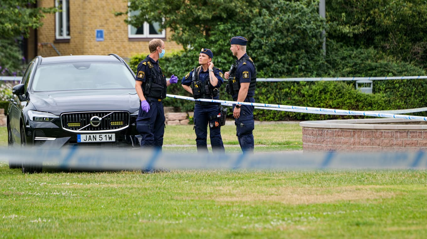 Polis har spärrat av ett stort område i Furutorpsparken i Helsingborg sedan en femårig flicka blivit allvarligt skadad efter en våldshändelse. Foto: Mikael Nilsson/TT