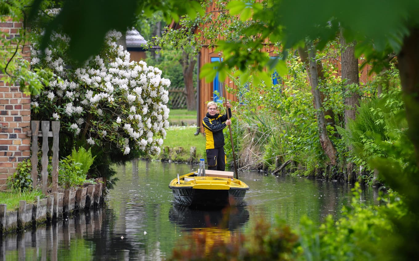 Spreewald är känt för sina fina vattenvägar. Arkivbild där brevbäraren delar ut post medelst båt i området. Foto: Patrick Pleul/DPA/AP/TT