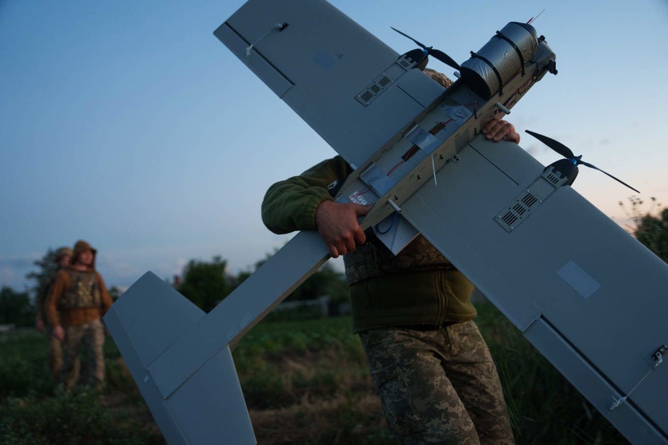 En soldat från Ukrainas drönarstyrka USF bär fram en medeldistansdrönare som ska skickas mot ryska positioner. Bilden är tagen i juni. Foto: Jevgenij Maloletka/AP/TT