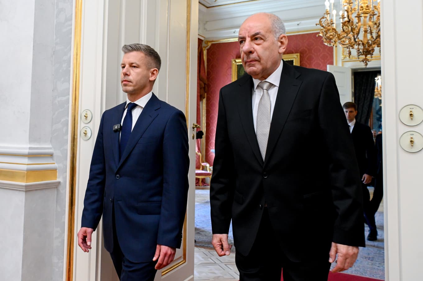 Ungerns premiärminister Péter Magyar (vänster) har tidigare kritiserat president Tamás Sulyok för att troget gå i förre premiärministern Viktor Orbáns ledband. Arkivbild. Foto: Szilard Koszticsak/AP/TT