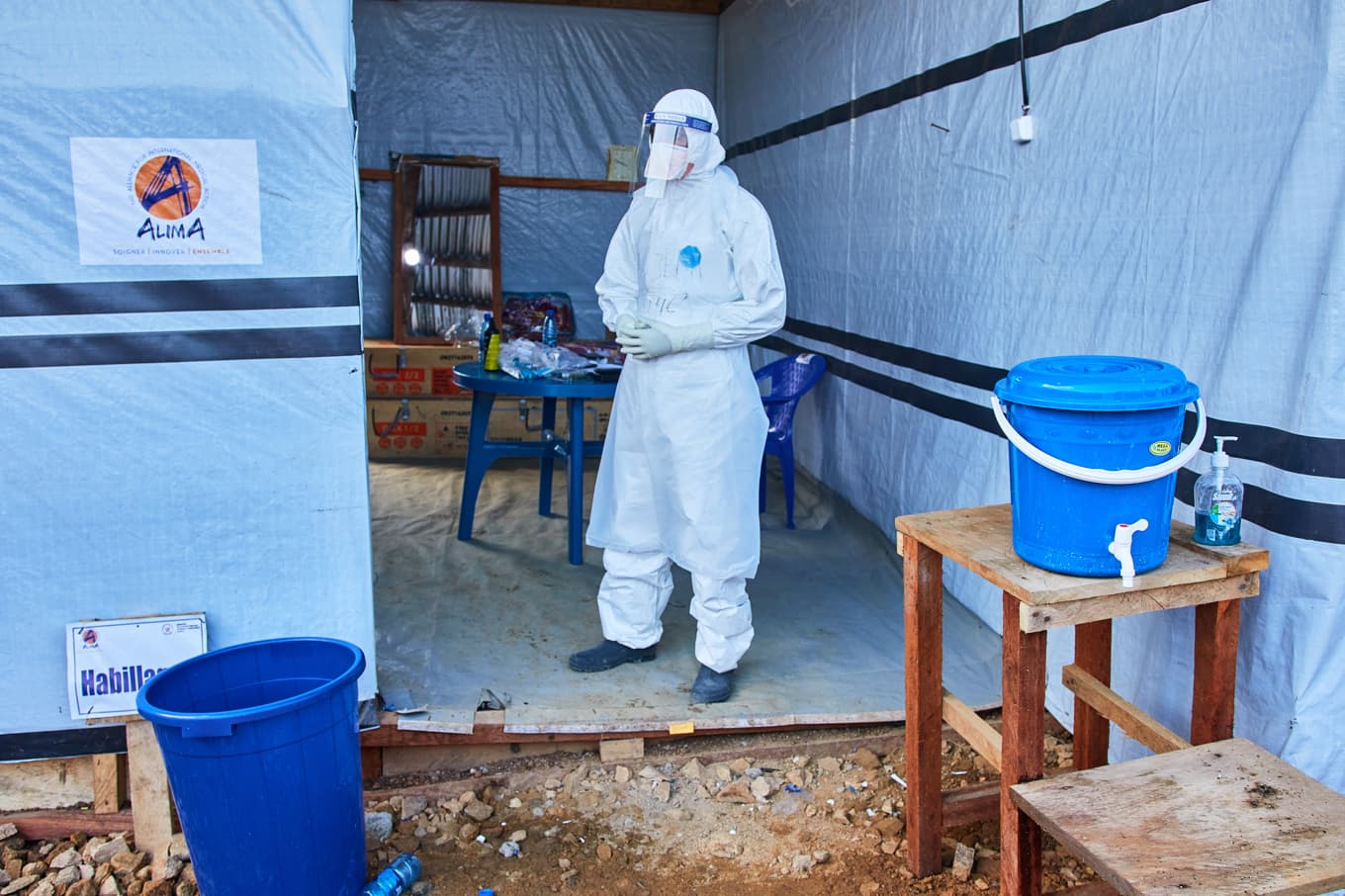 En hälsoarbetare vid ett ebolacenter i östra Kongo-Kinshasa i början av juli. Foto: Dirole Lotsima Dieudonne/AP/TT
