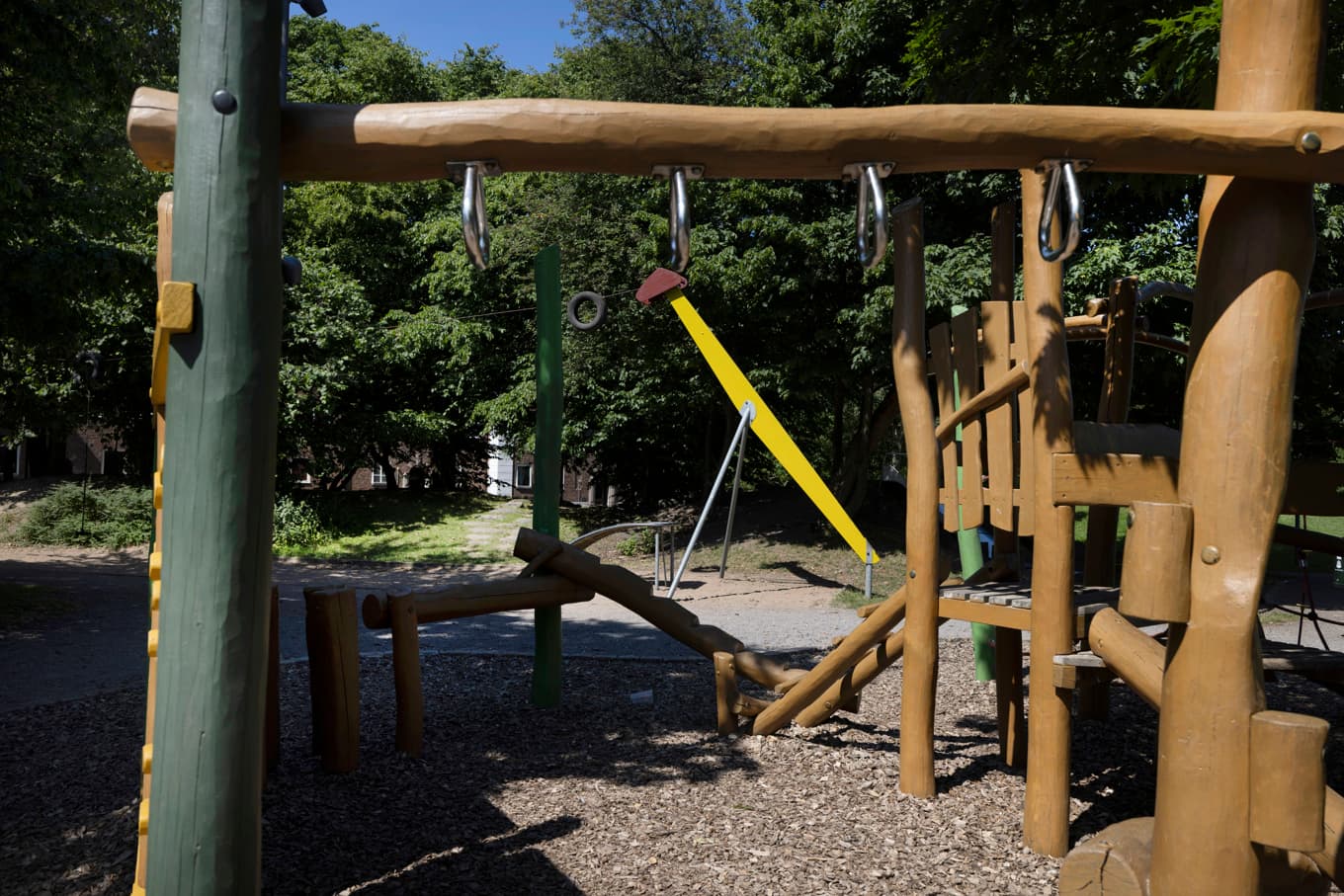 En femårig flicka skadades allvarligt i en lekpark i Helsingborg under måndagseftermiddagen. En pojke under 15 år är misstänkt för mordförsök. Foto: Andreas Hillergren/TT