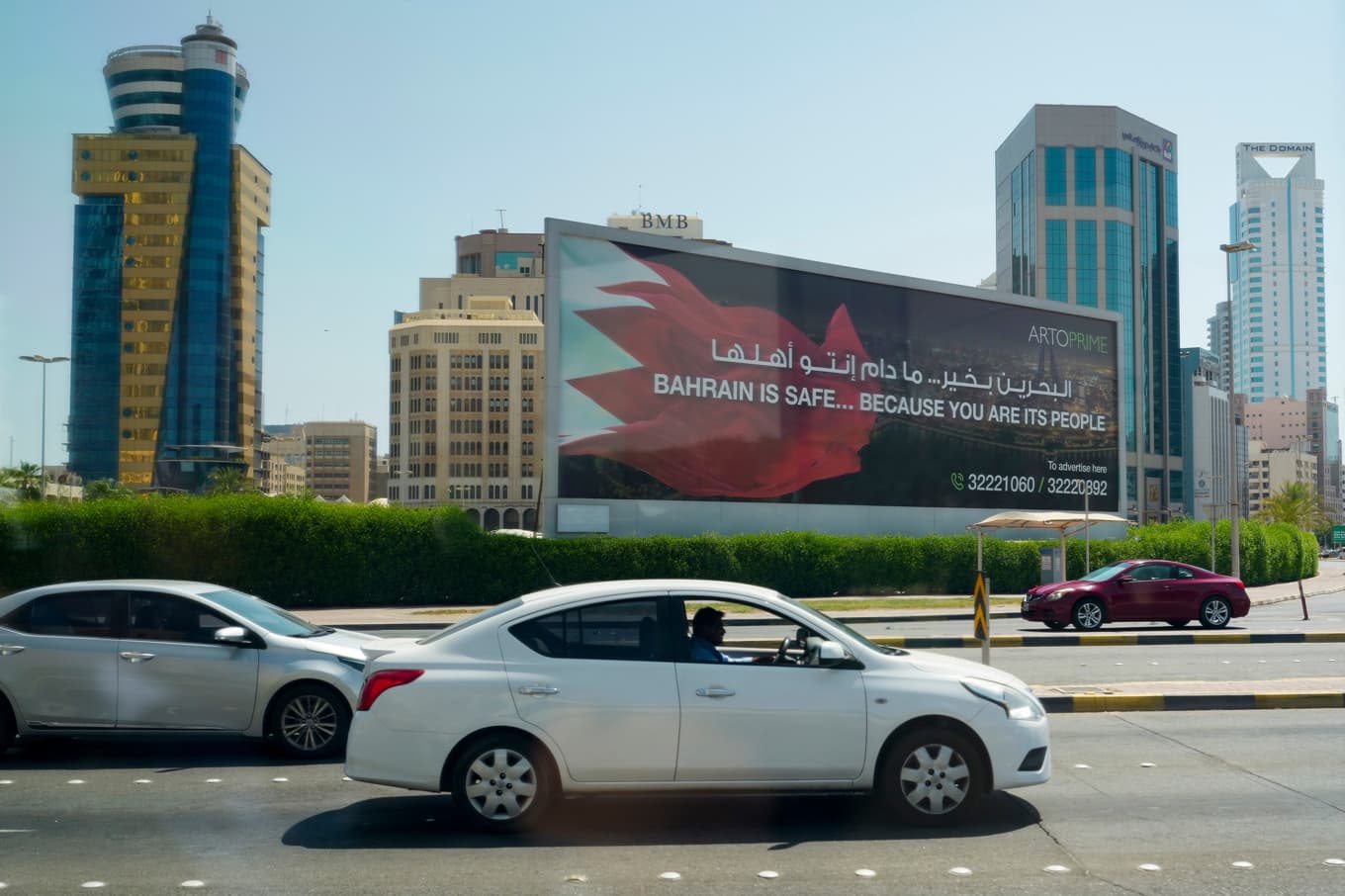 Bahrain är ett av de länder med stor amerikansk militär närvaro som nu anfalls av Iran. På bilden reklam som försöker lugna med text som ”Bahrain är säkert”, i huvudstaden Manama. Fotot togs i slutet av juni. Foto: Eric Lee, pool via AP/TT
