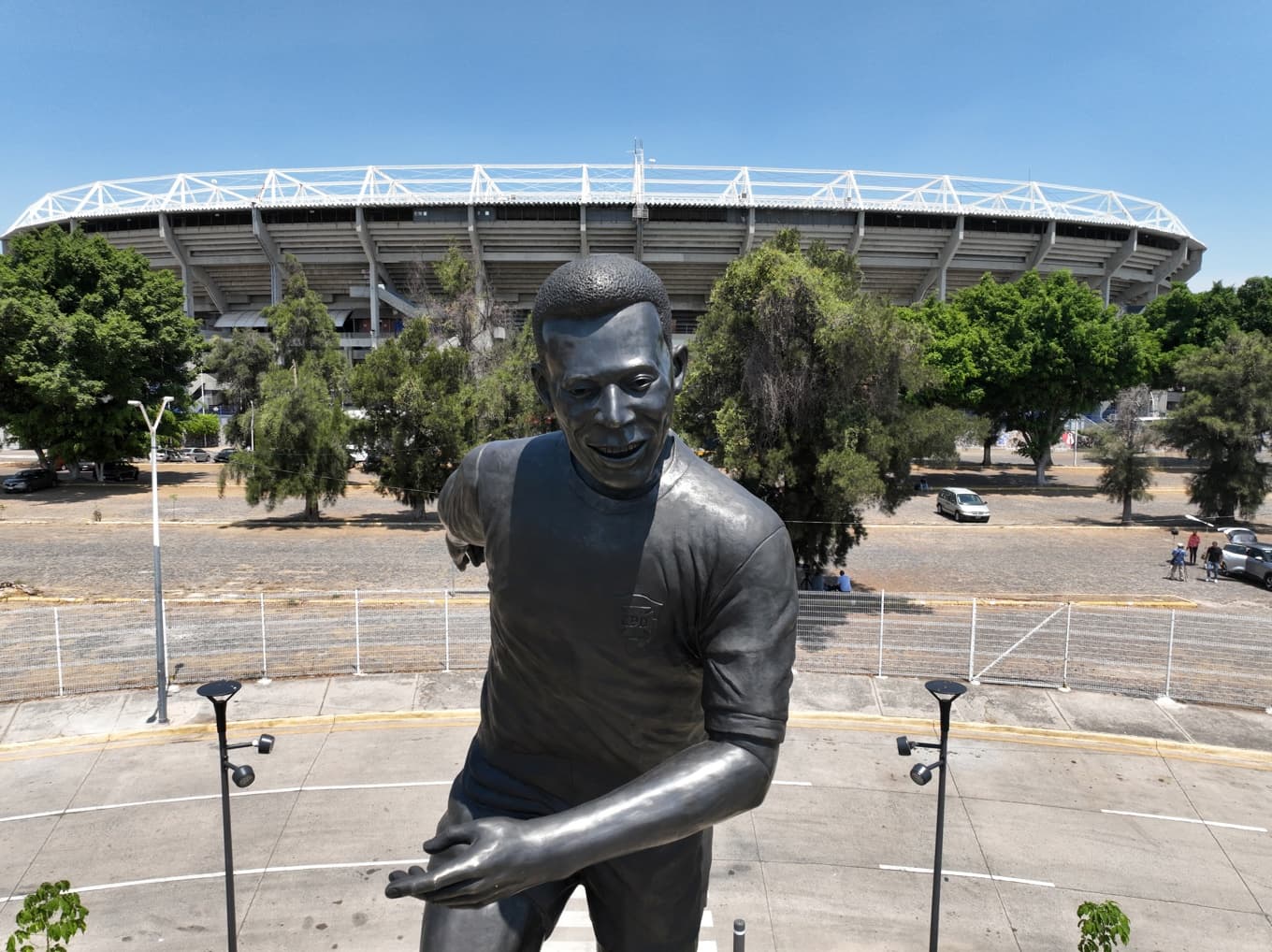 Pelé står staty utanför Jalisco Stadium i Guadalajara, Mexiko. Arkivbild. Foto: Refugio Ruiz/AP/TT