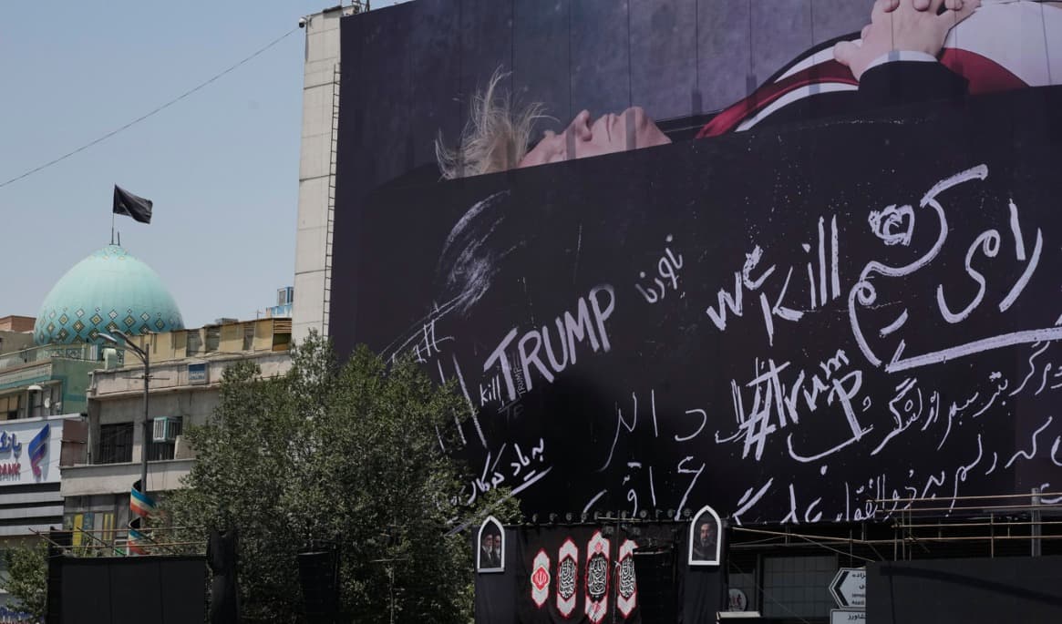 Uppmaningar till att döda USA:s president Donald Trump i Teheran. Bild från i onsdags. Foto: Vahid Salemi/AP/TT