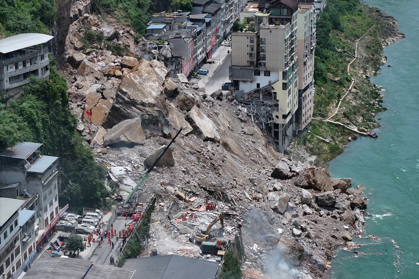 Över 800 räddningsarbetare har ryckt ut i Kinas sydvästra stad Chongqing. Bilden har tillhandahållits av statliga nyhetsbyrån Nya Kina. Foto: Wang Quanchao/AP/TT