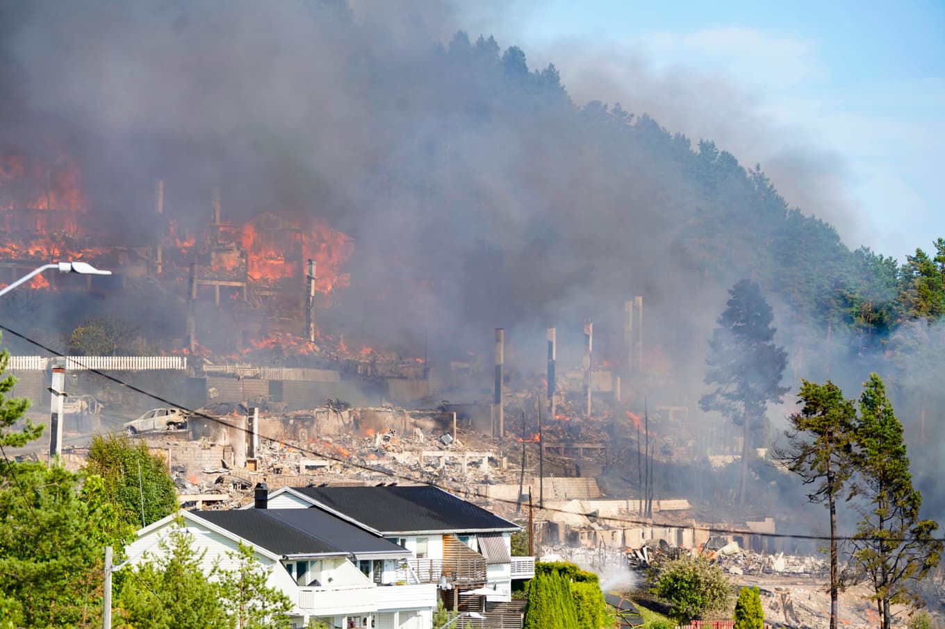 Den omfattande branden började i en radhuslänga i Drammen. Foto: Thomas Fure/NTB/TT