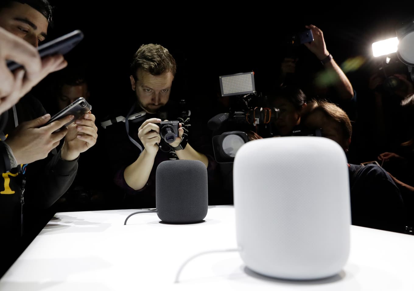 Apple presenterade sin smarta högtalare Homepod 2017. Foto: Marcio Jose Sanchez/AP/TT