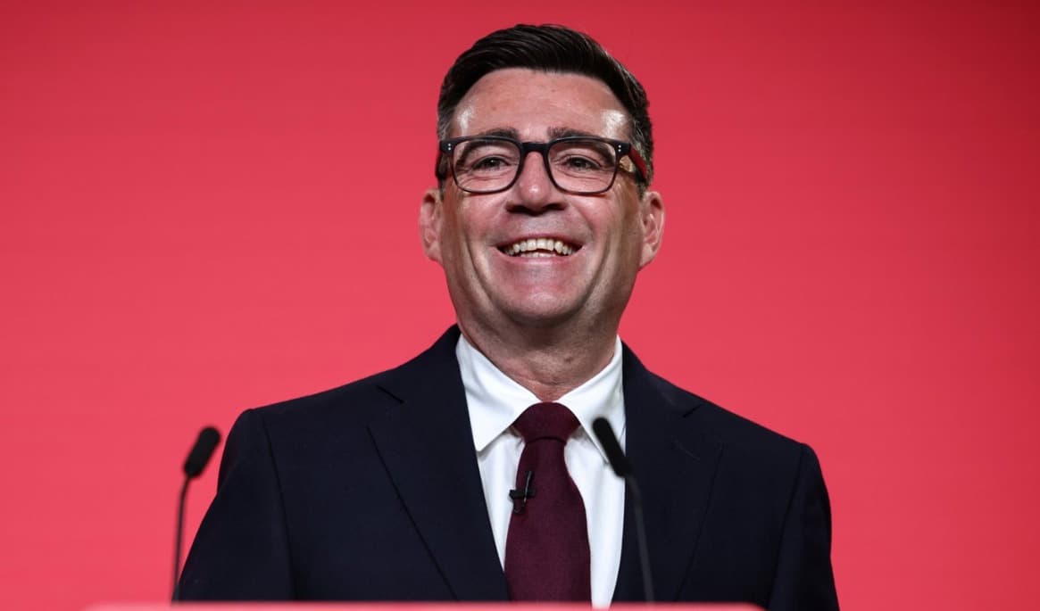 Andy Burnham under sitt tal på fredagen, när han utsetts till ny Labourledare. Foto: Henry Nicholls/AP/TT