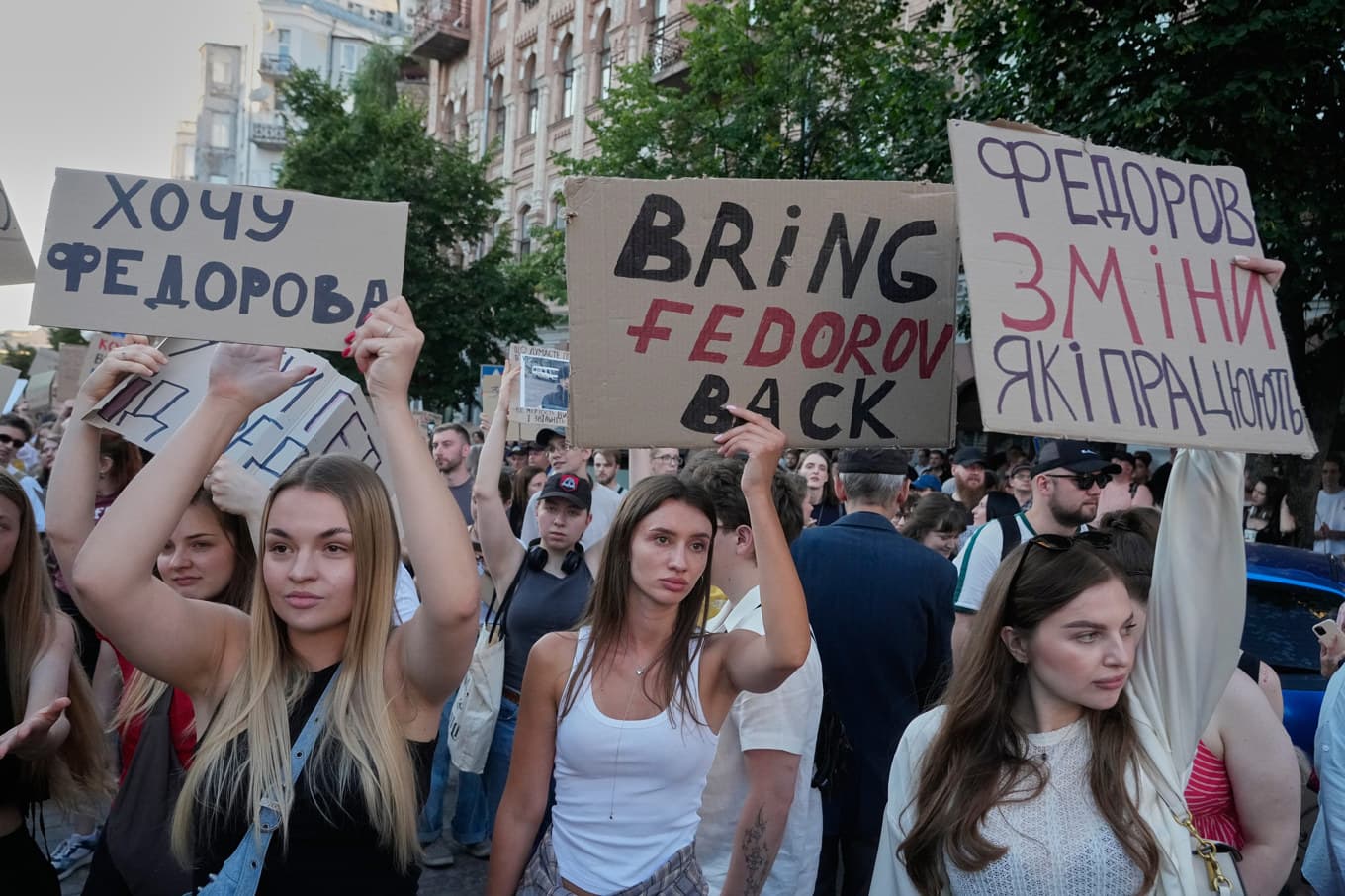 Demonstranter samlades i Kiev för andra kvällen i rad. Foto: Efrem Lukatsky/AP/TT