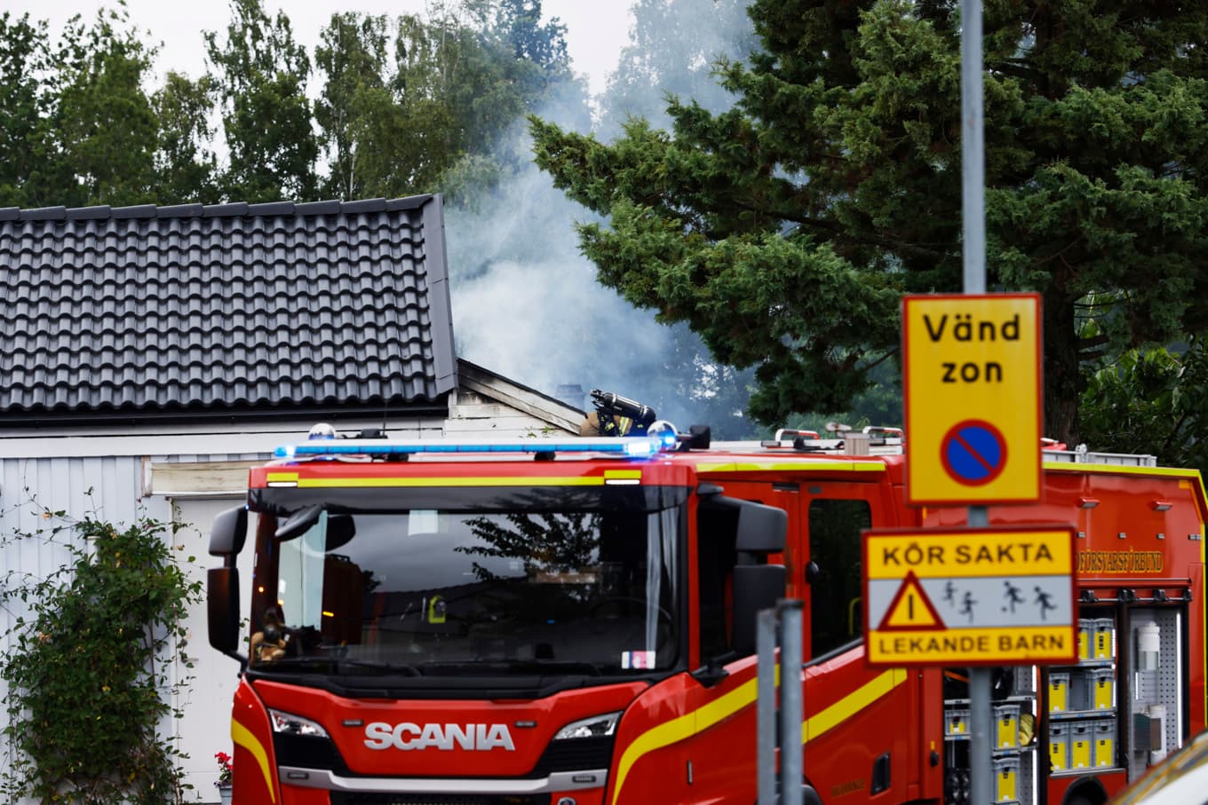 Larmet om branden i Norsborg i Botkyrka kom vid 13-tiden. Bostaden där branden startade är helt förstörd, enligt räddningstjänsten. Foto: Terhi Ylimäinen/TT