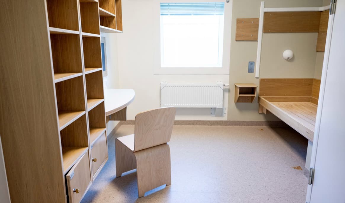 Barnavdelningen på Kumlaanstalten har 32 platser. Ungdomarna kommer att få ett eget rum, till skillnad från hur det ser ut i anstalter för vuxna, där platserna i dag är dubbelbelagda. Foto: Pontus Lundahl/TT