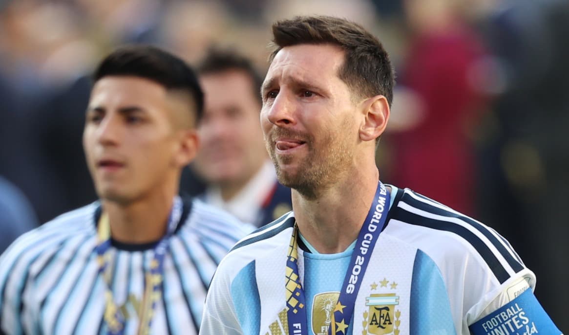 Lionel Messi i tårar efter att han fått sin silvermedalj. Foto: Pamela Smith/AP/TT
