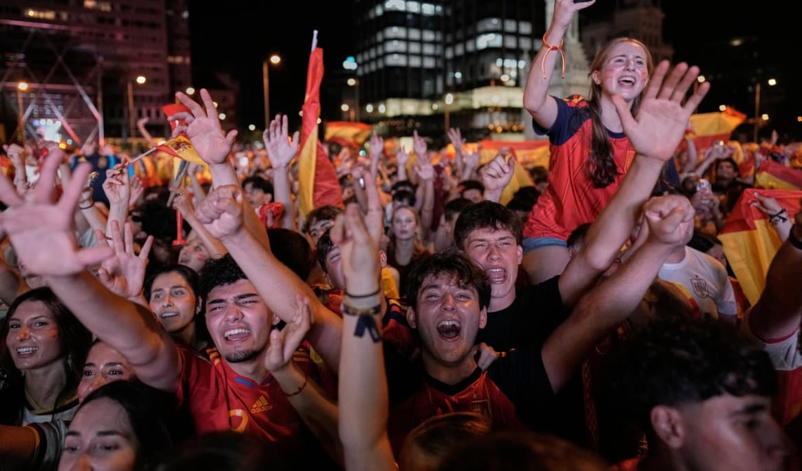 Överlyckliga spanjorer som samlats vid en storbildsskärm i Madrid. Foto: Bernat Armangue/AP/TT